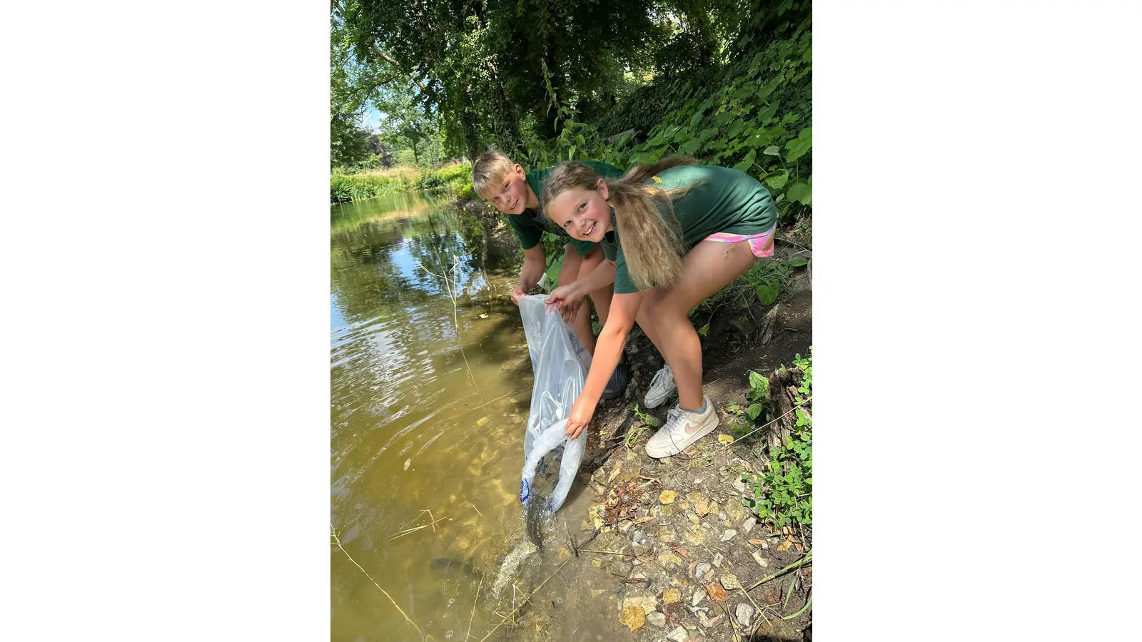 Die Jungangler Lara und Marlon setzen die ersten Graskarpfen ein. (Foto: privat)