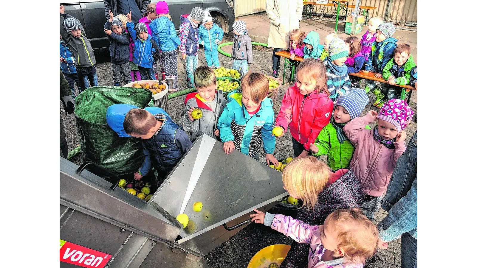 Frischer Apfelsaft direkt aus dem Saftmobil (Foto: wa)