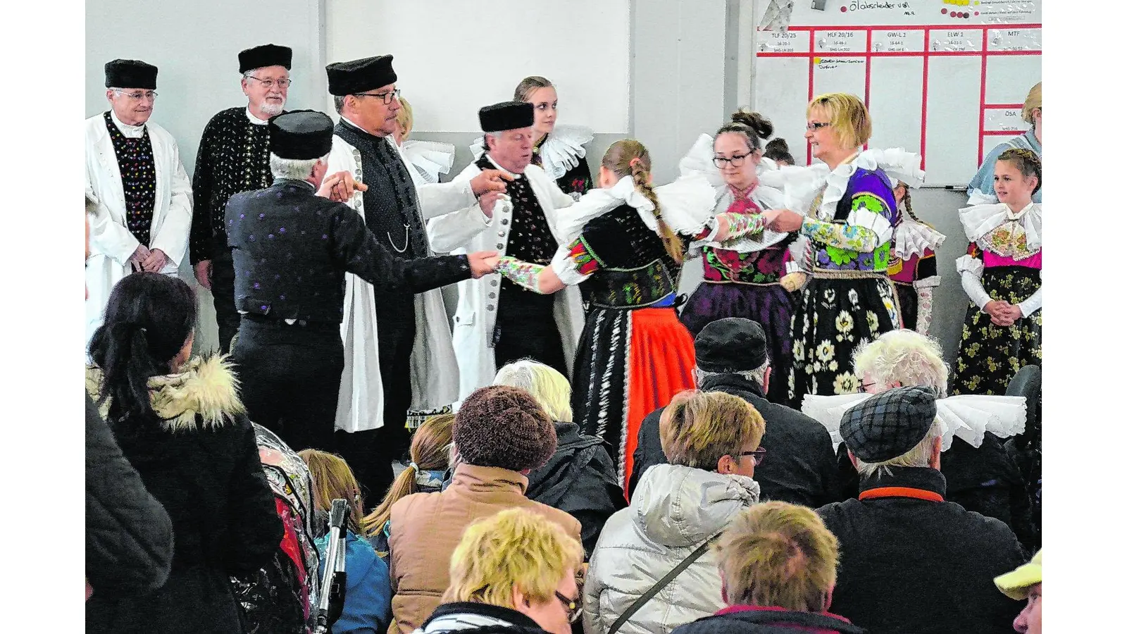 Starke Windböen wirbeln das Maifest ordentlich durcheinander (Foto: red)