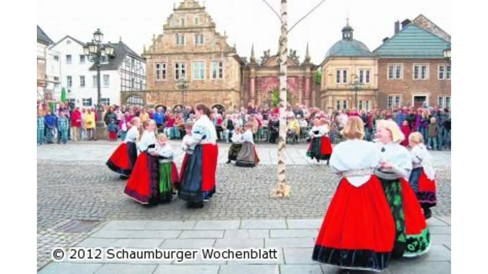 Bürgerbataillon stellt nun den Maibaum auf (Foto: red)