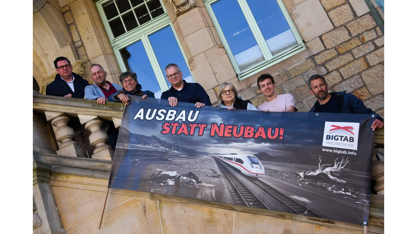 Bürgermeister Axel Wohlfgemuth (links) und alle im Rat der Stadt vertretenen Parteien rufen für den 17. Mai zur Menschenkette in der Bückeburger Niederung auf. Foto: Johannes Pietsch (Foto: jp)