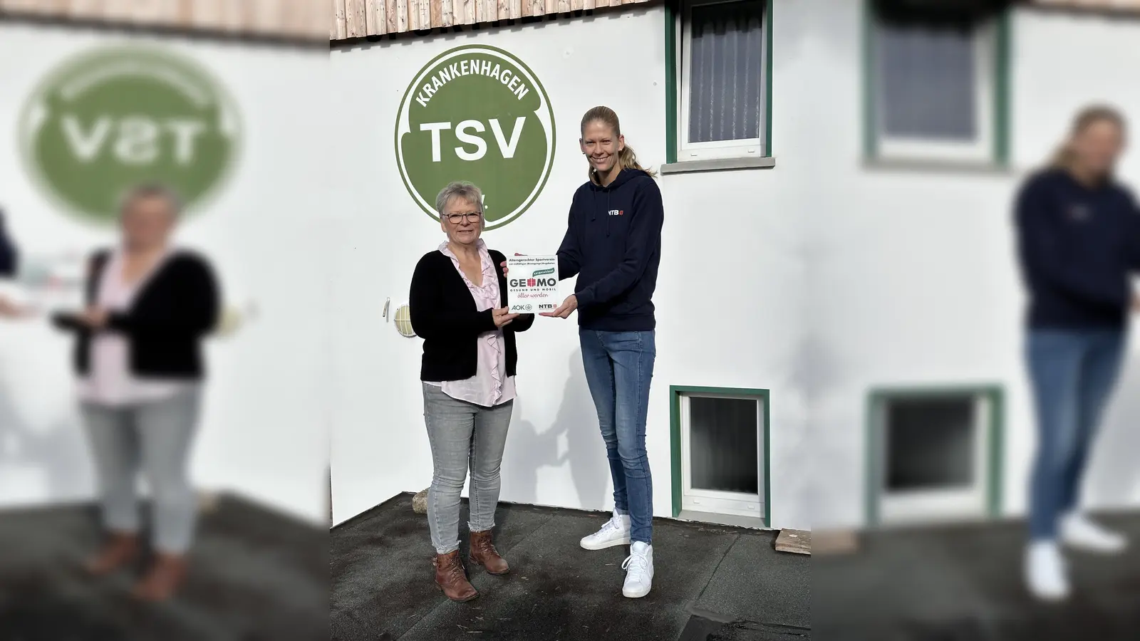 Die TSV-Vorsitzende Christel Struckmann (links) bekommt von Claudia Regel vom NTB das Gütesiegel „GEMO” überreicht. (Foto: ste)