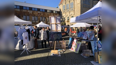 Am kommenden Sonntag wird es wieder farbenfroh und unterhaltsam auf dem Marktplatz: Auf dem Kunstmarkt OpenArt stellen mehr als ein Dutzend Künstler unter freiem Himmel aus. (Foto: nh)