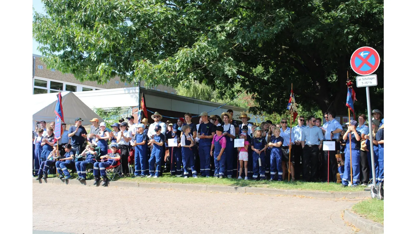 Bei der Eröffnung des Zeltlagers war das Wetter noch top. (Foto: Stadtjugendfeuerwehr Bückeburg)