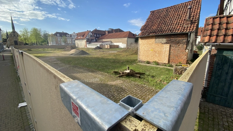 Hier sollte bereits vor zweieinhalb Jahren Baustart für eine Servicewohnanlage der IMMAC Holding AG sein. Jetzt steckt die Holding in einem Insolvenzverfahren in Eigenverwaltung und teilte auf Presseanfrage mit, dass man weiter am Bauplan festhalte.  (Foto: ste)