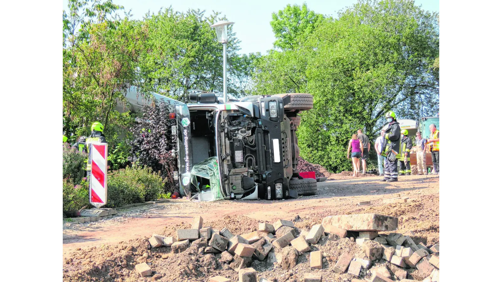 Lkw kippt zur Seite (Foto: mk)