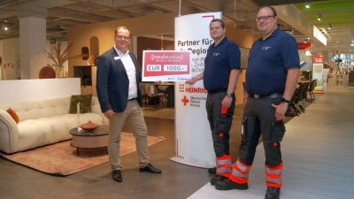 Christian Krückeberg überreicht den Scheck an Markus Held und Benedict Senne vom DRK Schaumburg. (Foto: gk)