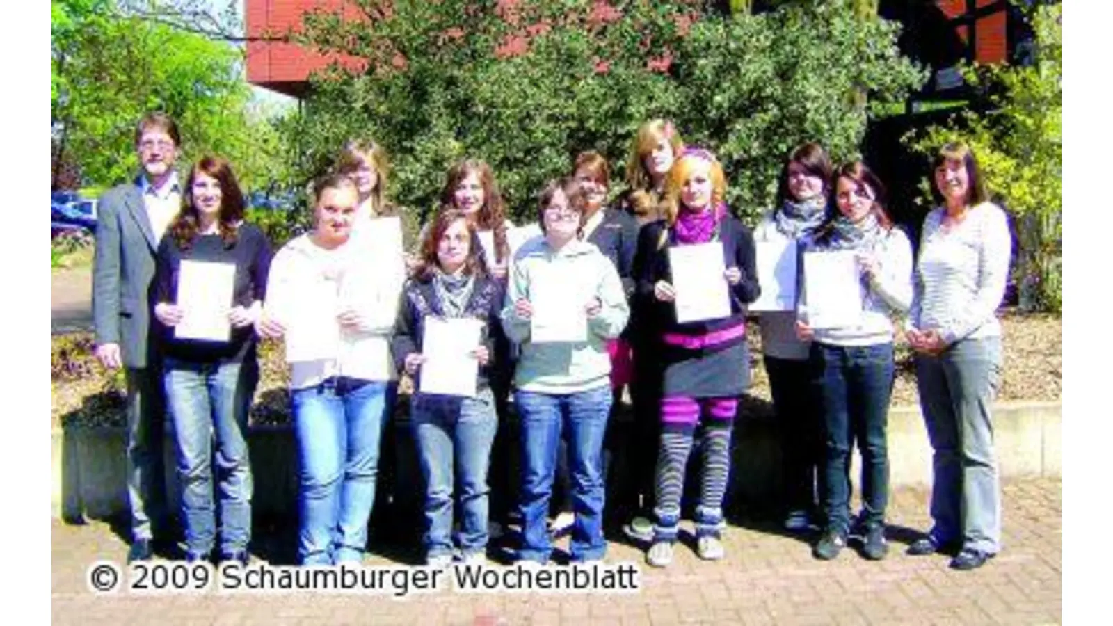 Schüler halten Zertifikat der IHK London in Händen (Foto: mk)