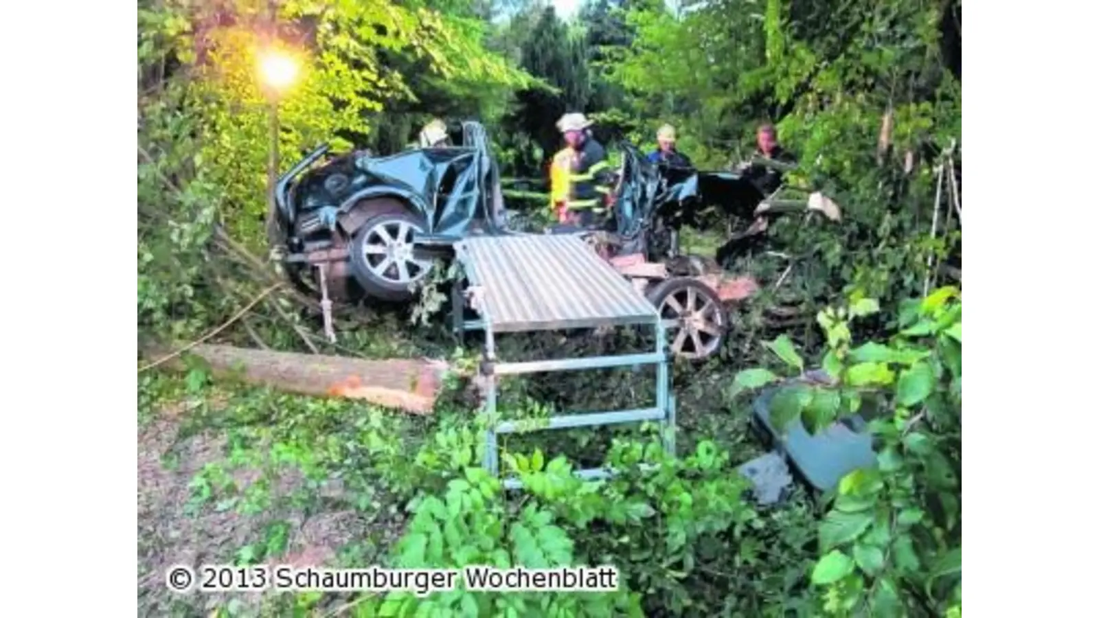 Feuerwehr rettet eingeklemmten Fahrer (Foto: red)