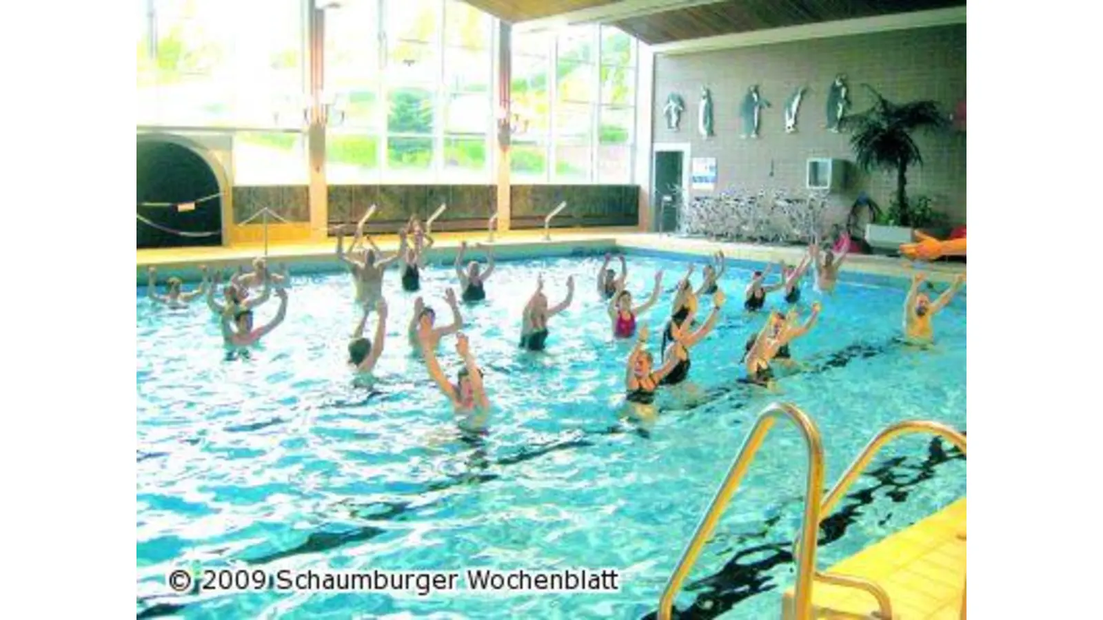 DLRG-Ausbilder probieren Aqua Fit (Foto: red)