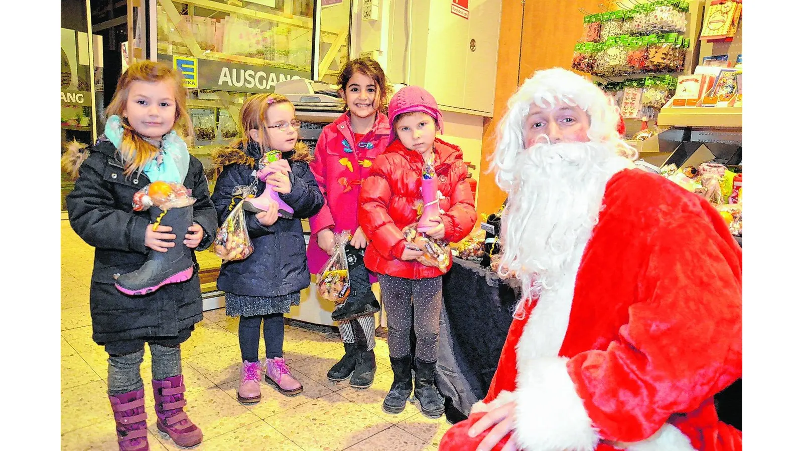 Nikolaus verteilt 50 gefüllte Stiefel (Foto: bt)