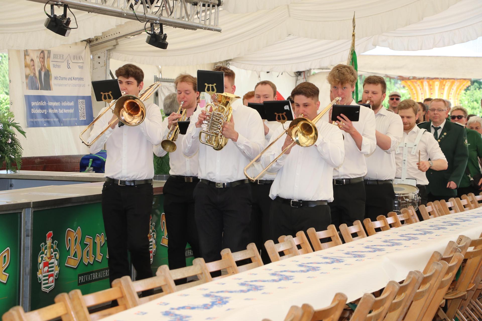 Die Hägerländer sorgen für die Musik beim Einmarsch der Vereine. (Foto: gi)