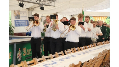 Die Hägerländer sorgen für die Musik beim Einmarsch der Vereine. (Foto: gi)