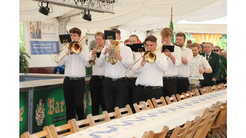 Die Hägerländer sorgen für die Musik beim Einmarsch der Vereine. (Foto: gi)
