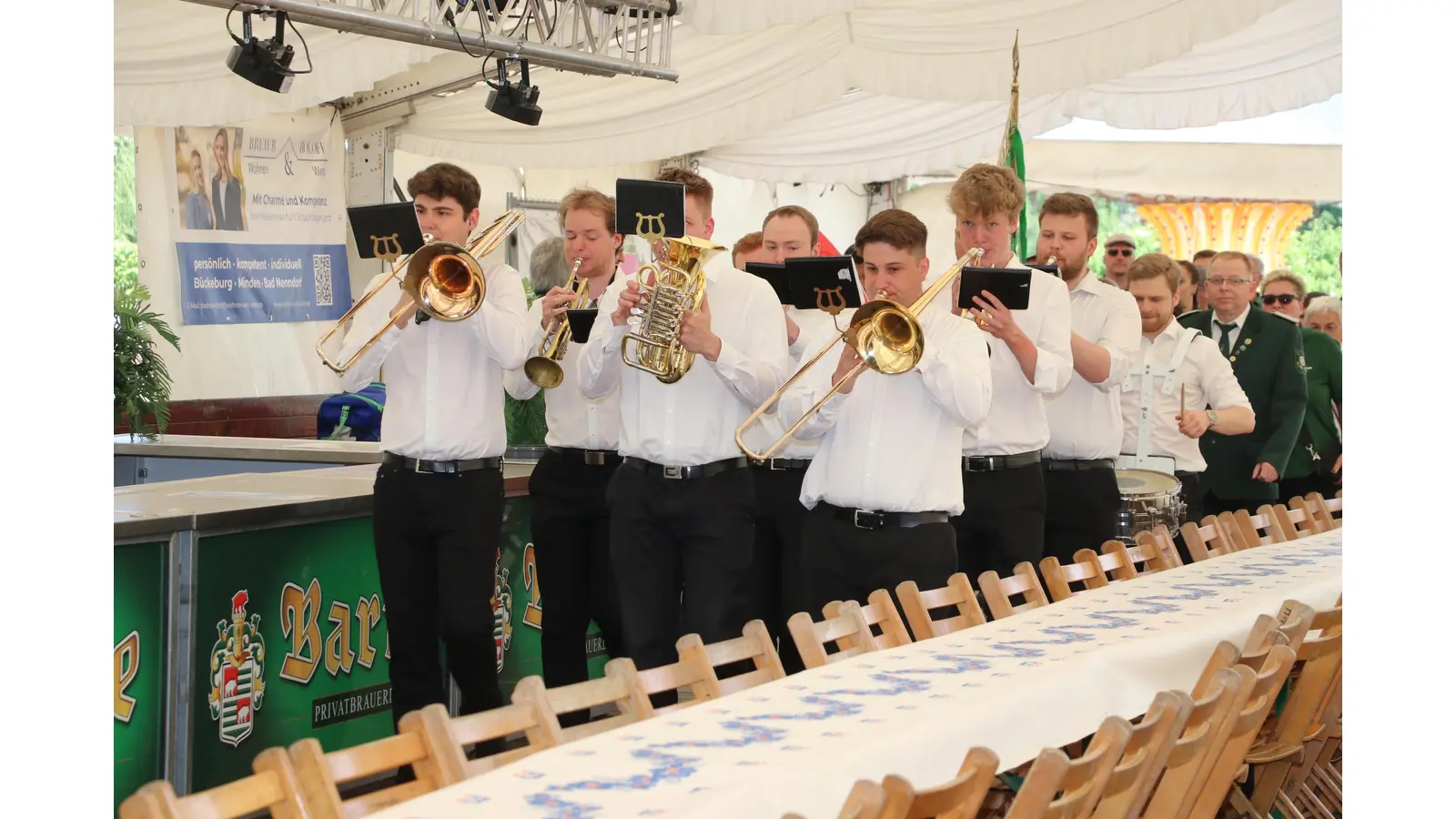 Die Hägerländer sorgen für die Musik beim Einmarsch der Vereine. (Foto: gi)