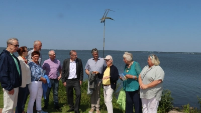 Auf der Promenade vor dem Kunstwerk: Gäste verfolgen die Zeremonie. (Foto: gi)