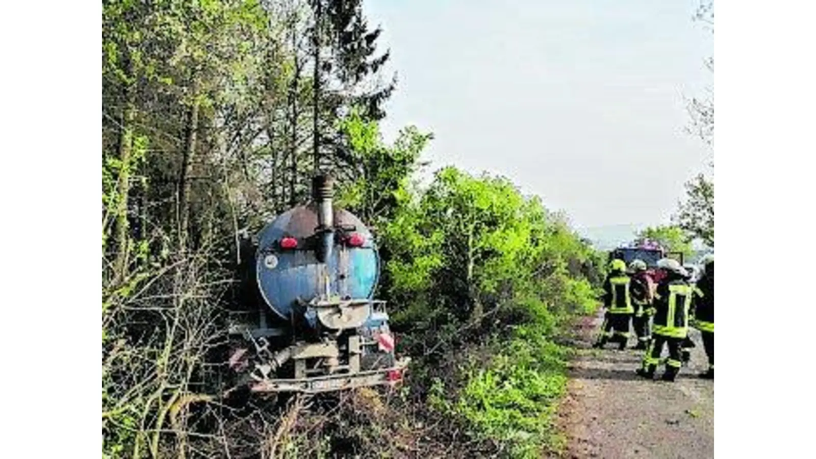 Gülletransporter rutscht in ein Waldstück (Foto: al)
