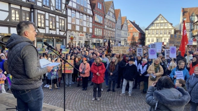 Superintendent Christian Schefe ist als Anmelder der Demontration gegen Rechts und für Demokratie zufrieden mit der Resonanz und Dr. Dirk Gniesmer hat noch weitere Ideen für einen differenzierten Austausch verschiedener Akteure der Flüchtlingsarbeit. (Foto: ste)