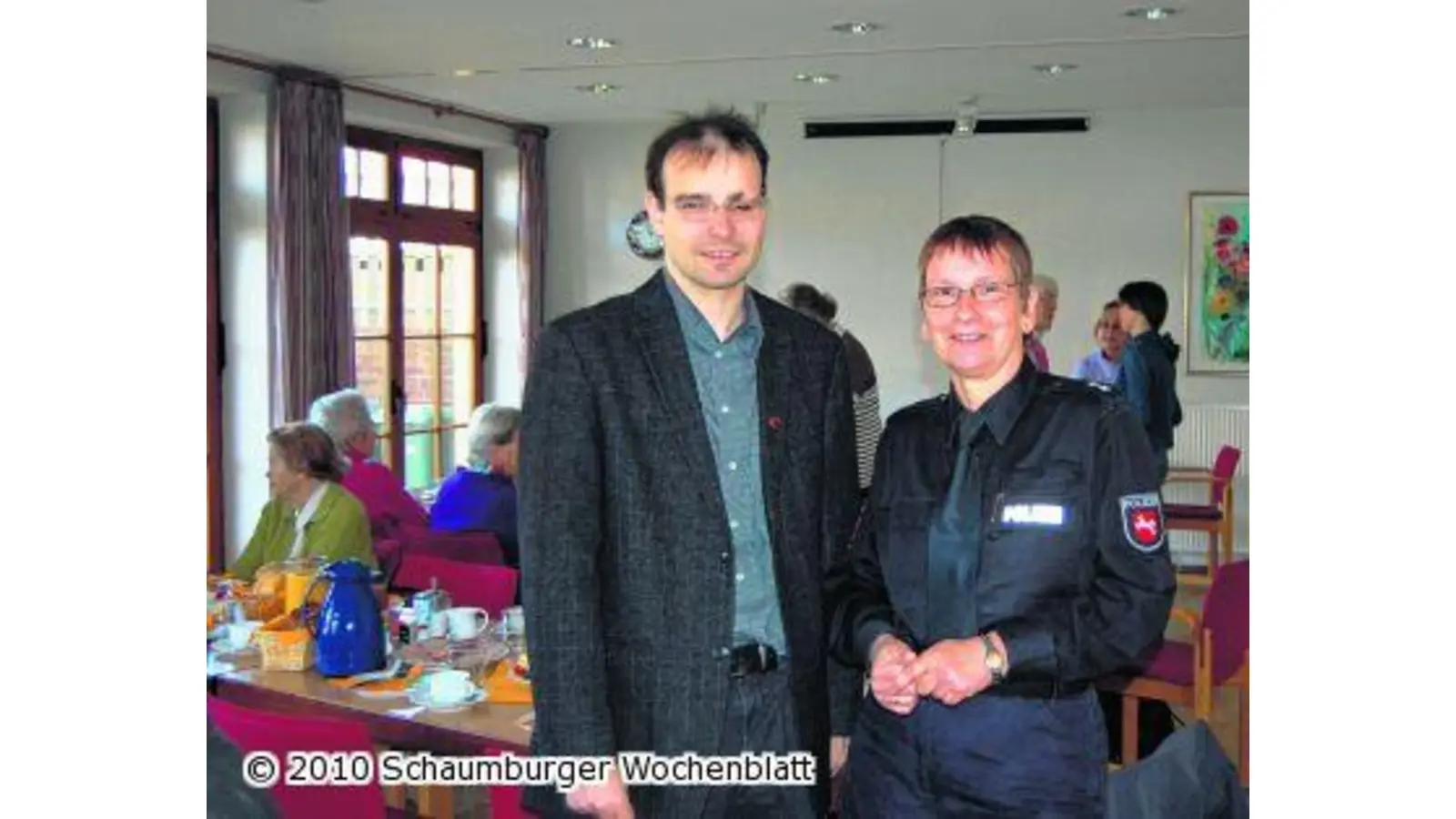 Kontaktbeamtin gibt den Senioren Verhaltenstipps (Foto: red)