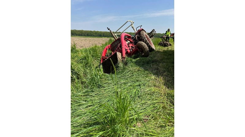 Die Feuerwehr eilt bei einem Unfall zu Hilfe, bei dem ein Trecke in einen Graben kippte. (Foto: privat)