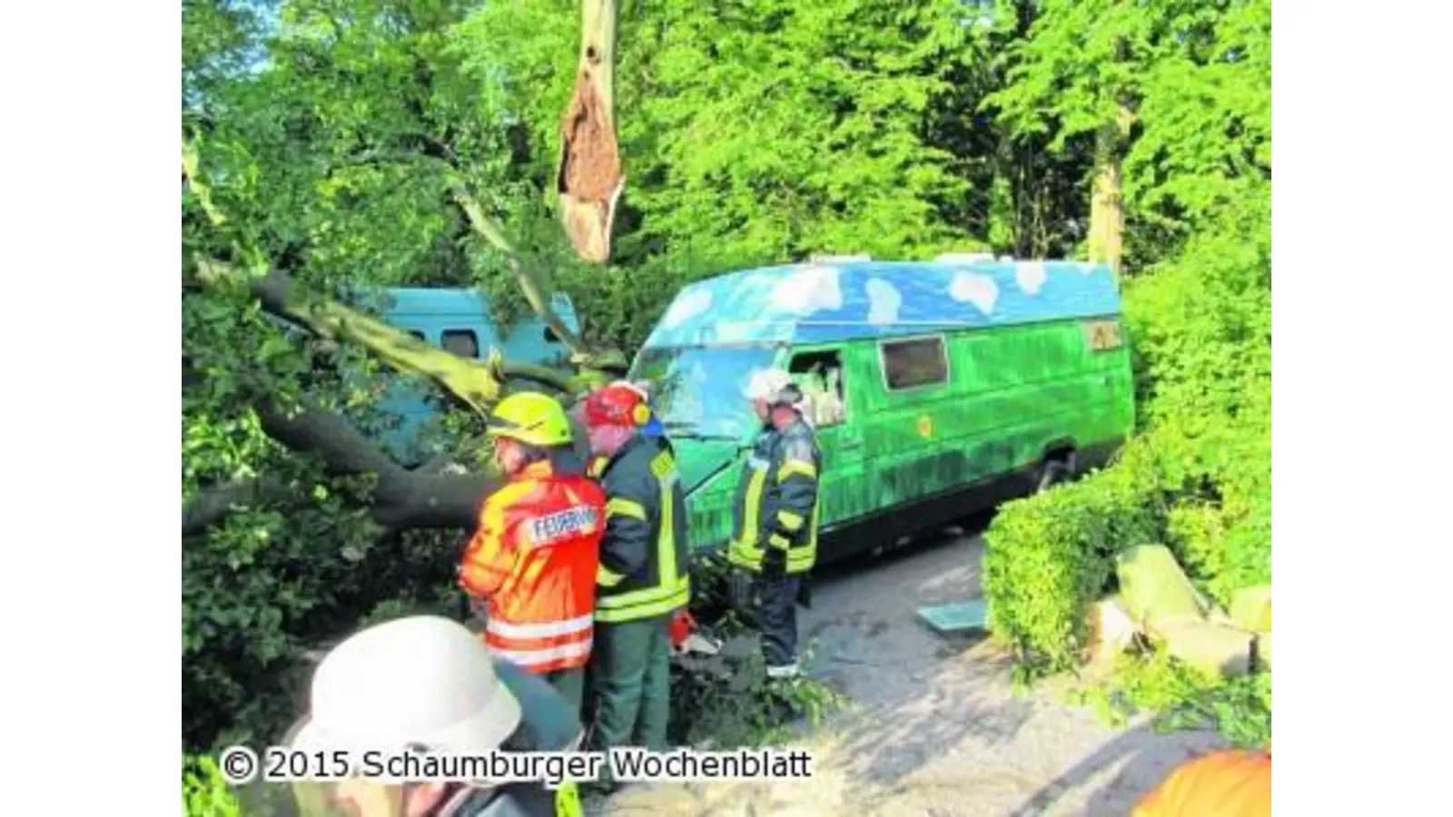 Wohnmobile wurden unter einem Baum begraben (Foto: em)