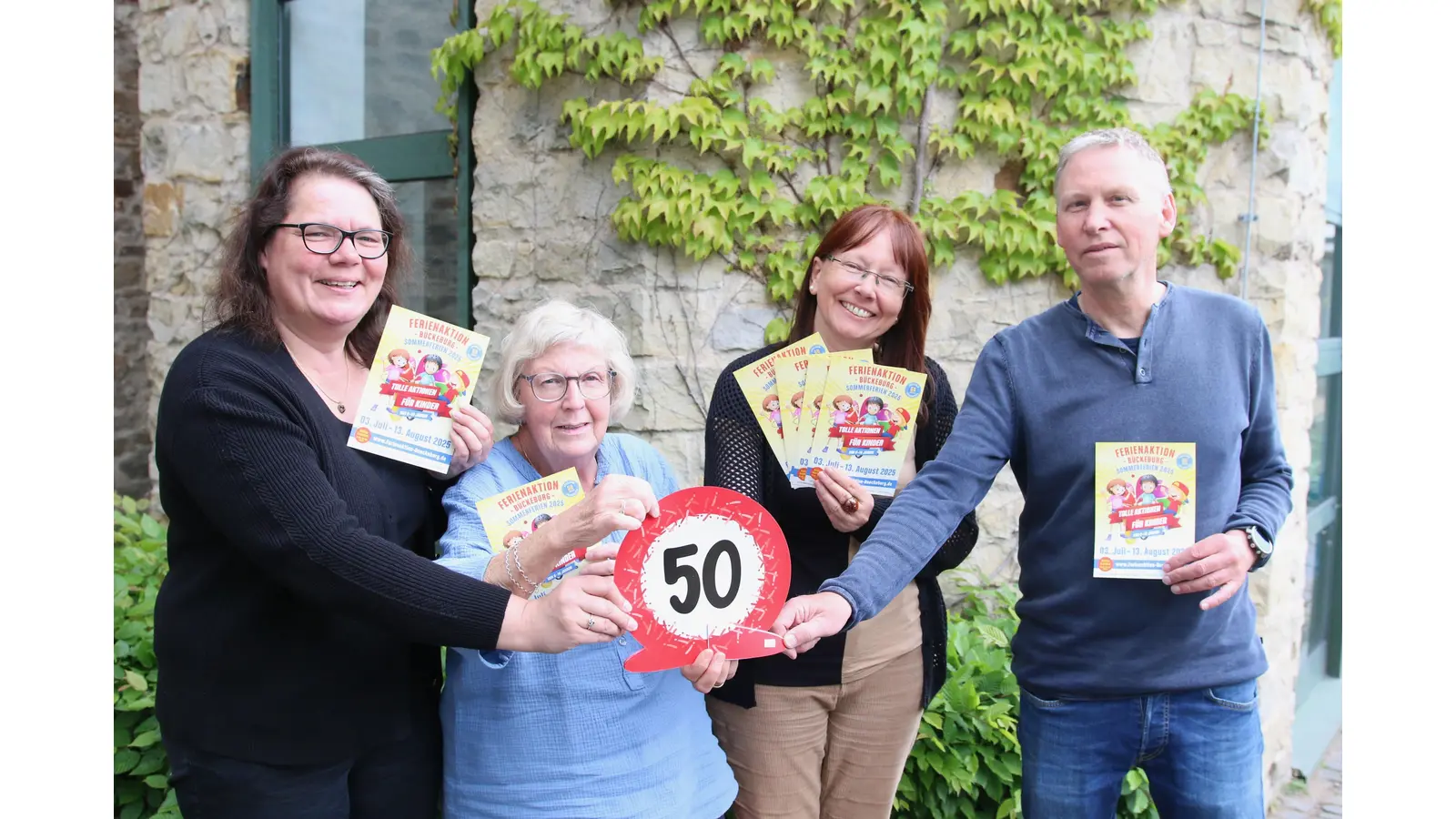 Kathrin Bormann (v. li.), Monika Lange-Thiem, Corinna Brockhaus und Stefan Reinecke vom Arbeitskreis Ferienaktion Bückeburg weisen auf den Start der Anmeldephase hin. (Foto: bb)