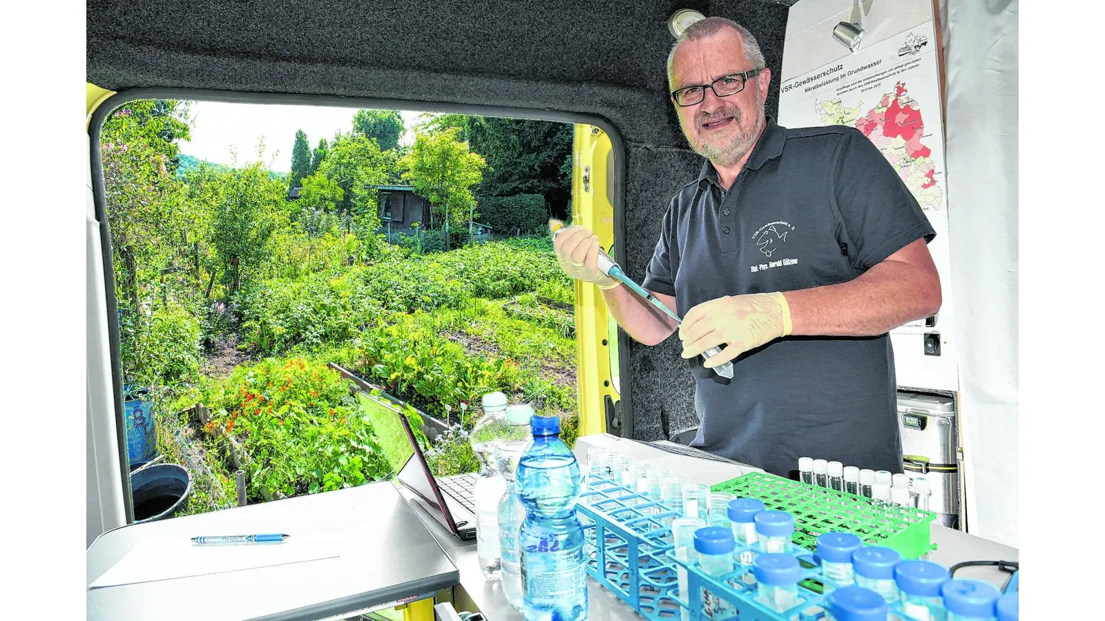 Harald Gülzow im Labormobil beim Analysieren einer Brunnenwasserprobe. Das Bild ist zur freien Verwendung im Rahmen der redaktionellen Berichterstattung (Foto: mk)