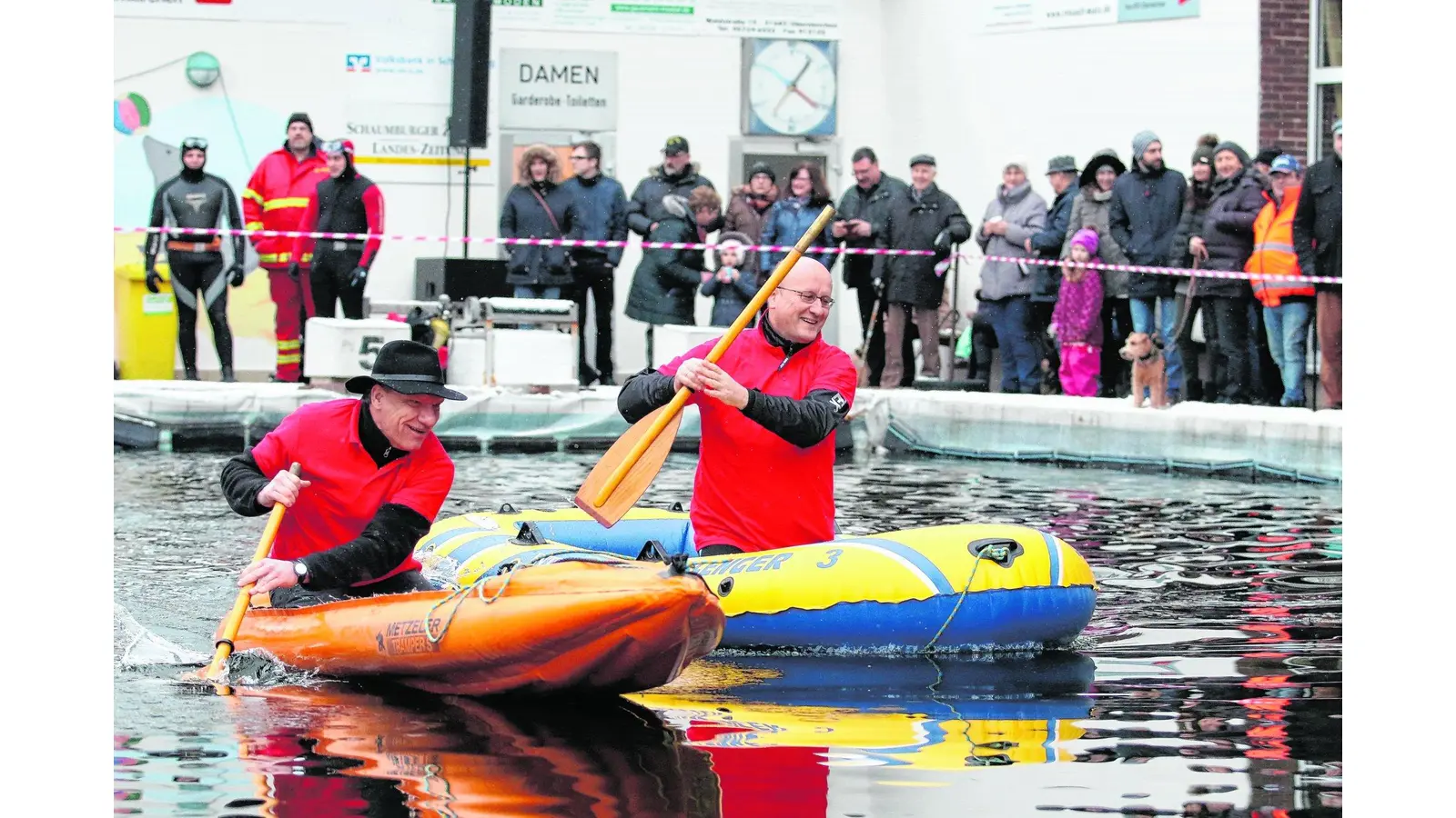 Im Gummiboot geht es über das kalte Wasser (Foto: bb)