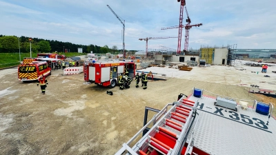 Auf der Airbus-Baustelle: Die Feuerwehr im Einsatz. (Foto: Feuerwehr)