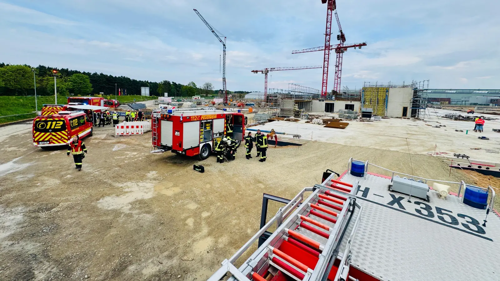 Auf der Airbus-Baustelle: Die Feuerwehr im Einsatz. (Foto: Feuerwehr)