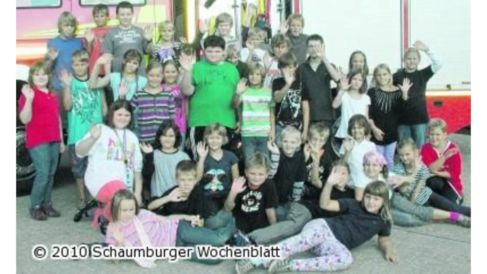 Bei einem gemimten Löschangriff dürfen die Kinder selbst Hand anlegen (Foto: red)