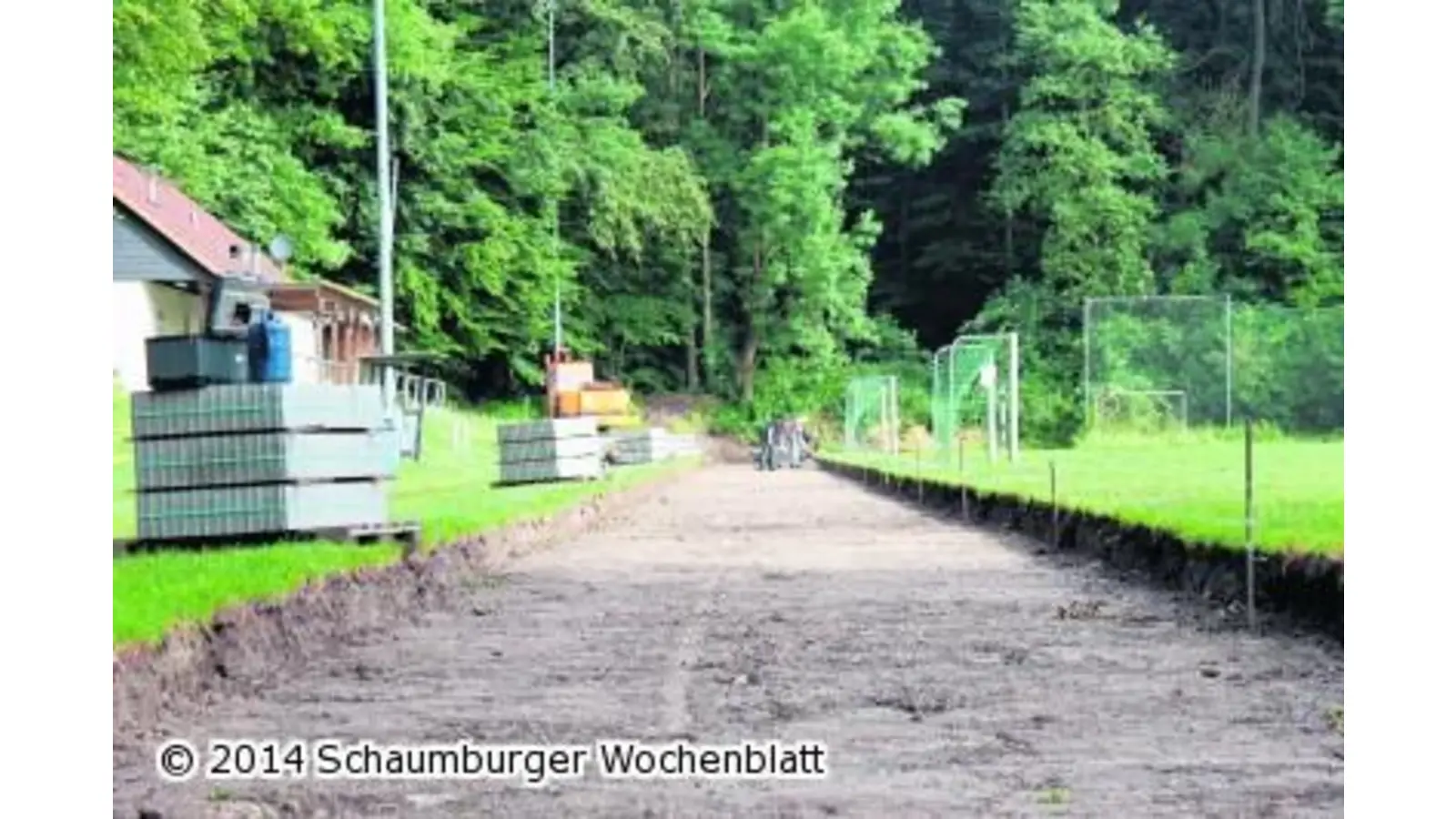 Die 100-Meter-Laufbahn wird gebaut (Foto: us)