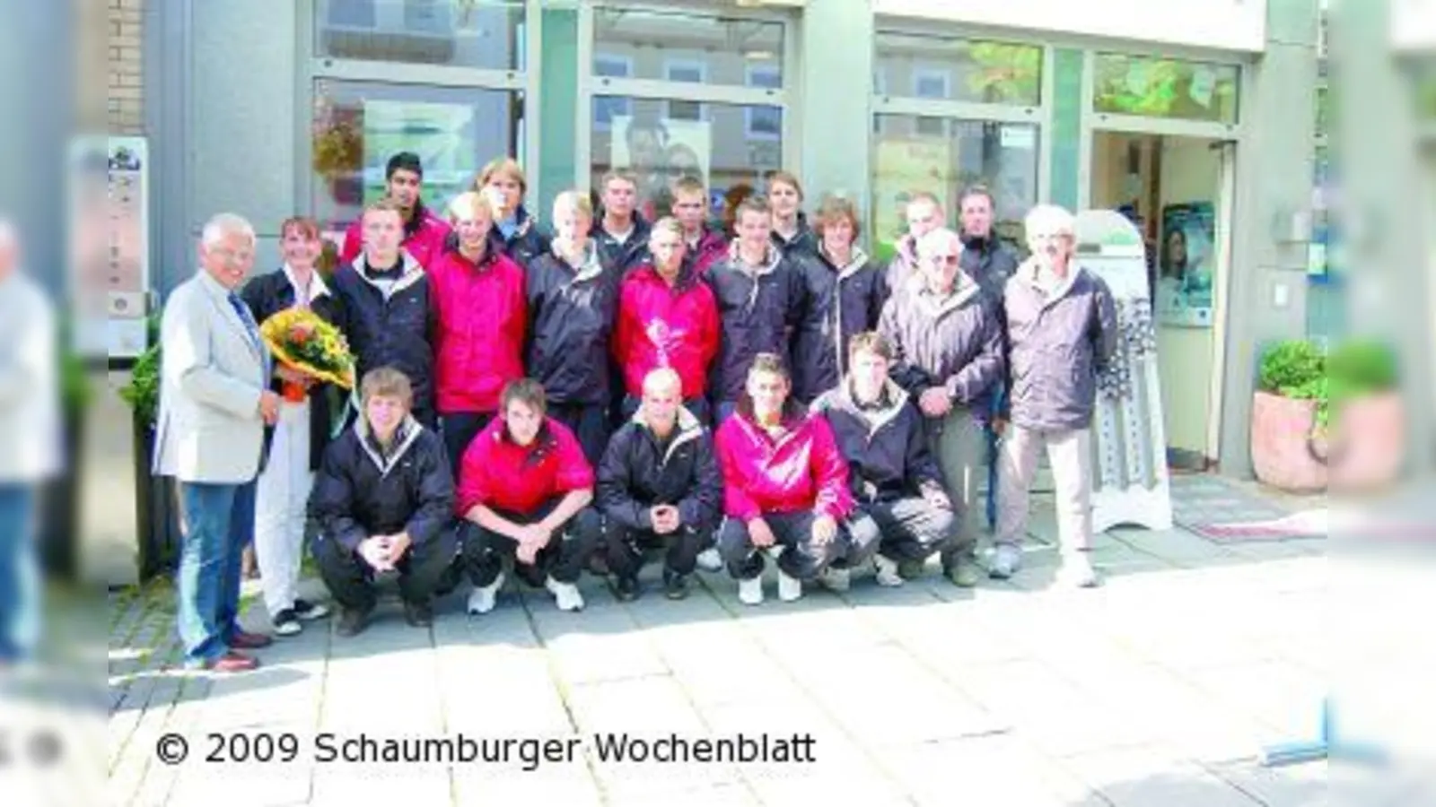 Neue Jacken für VfL-A-Junioren (Foto: red)