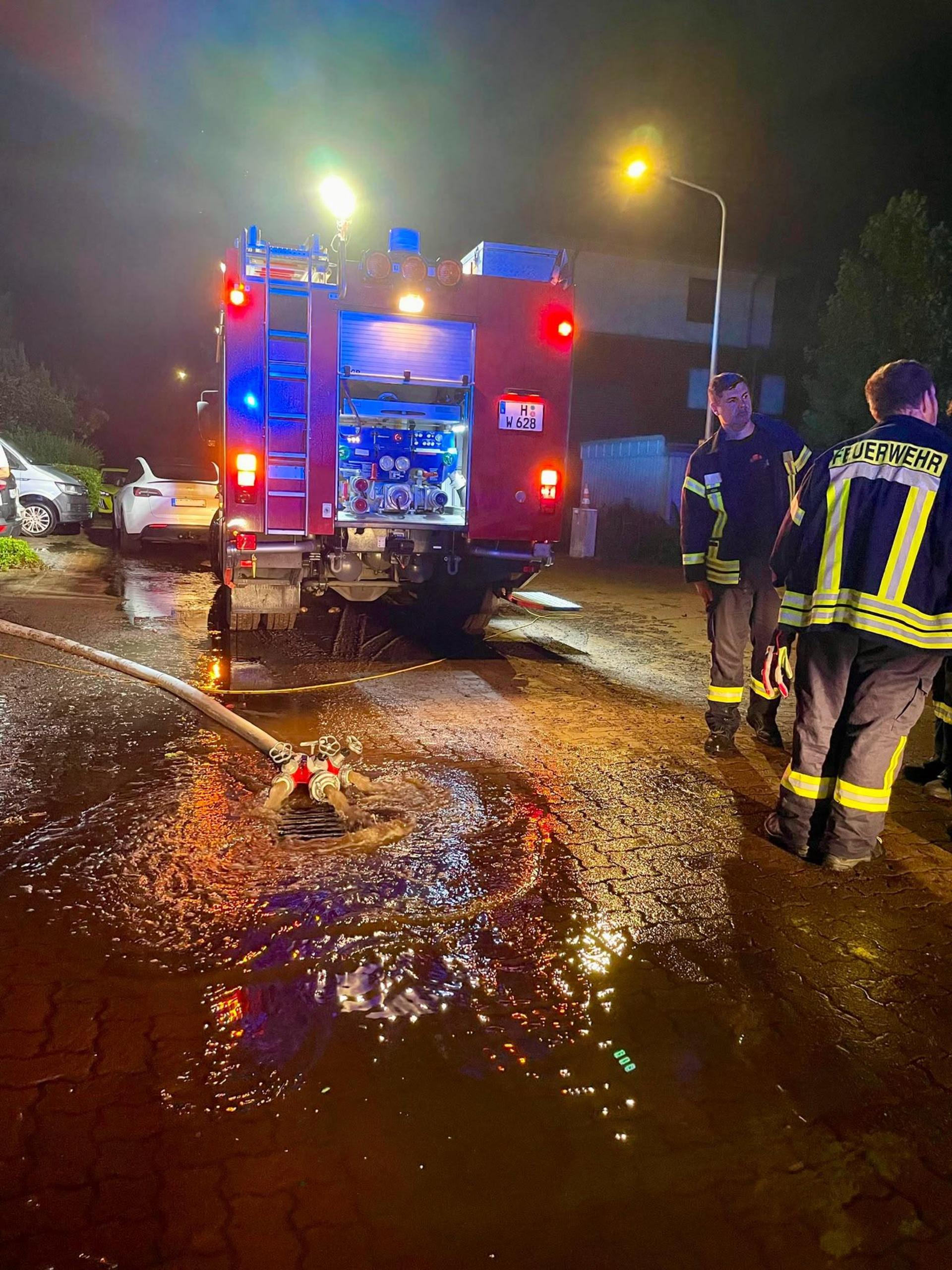 Folgen des Unwetters: Die Feuerwehr im Einsatz. (Foto: Feuerwehr)