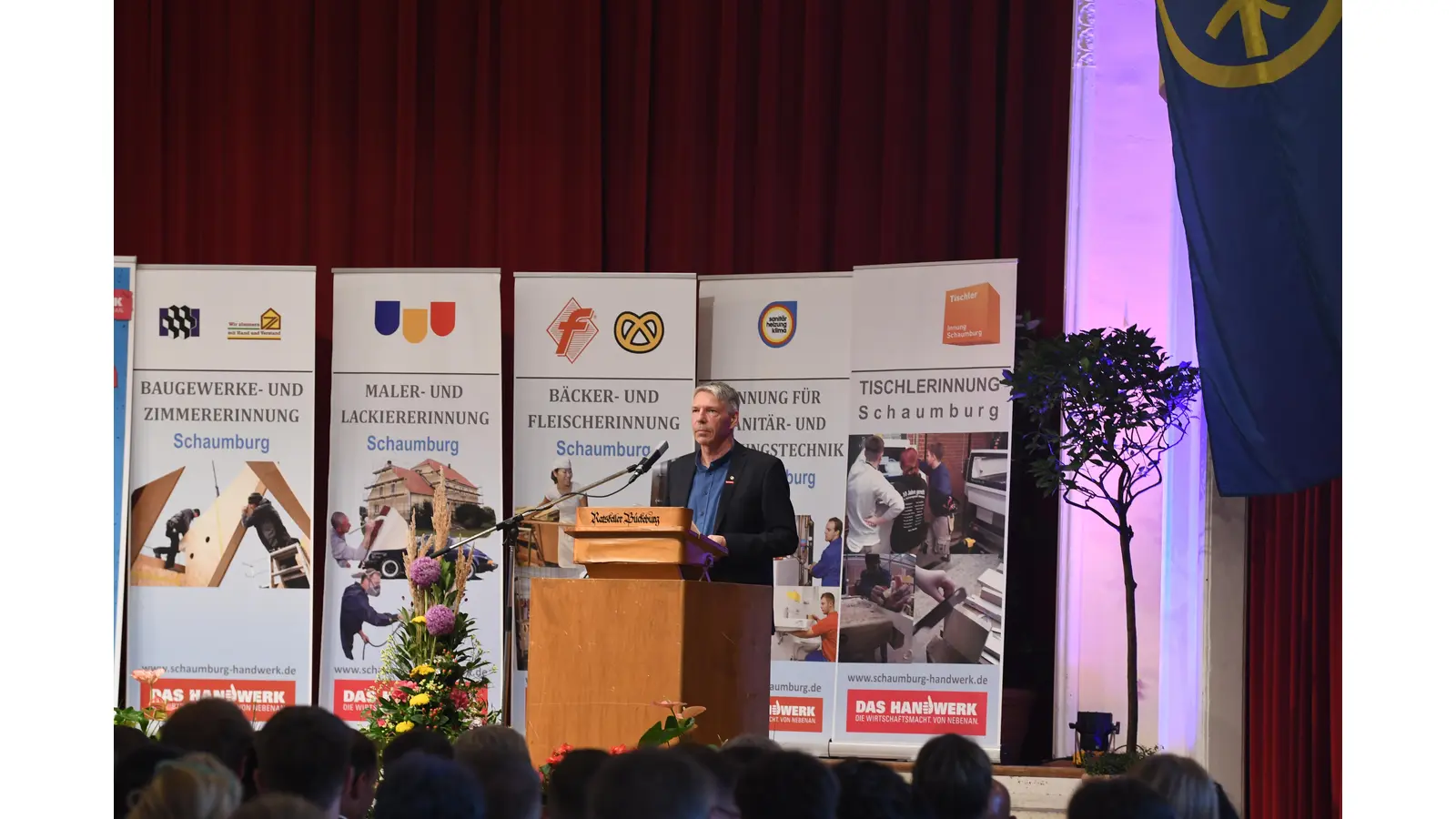 Kreishandwerksmeister Dieter Ahrens eröffnete die Freisprechung. (Foto: nd)