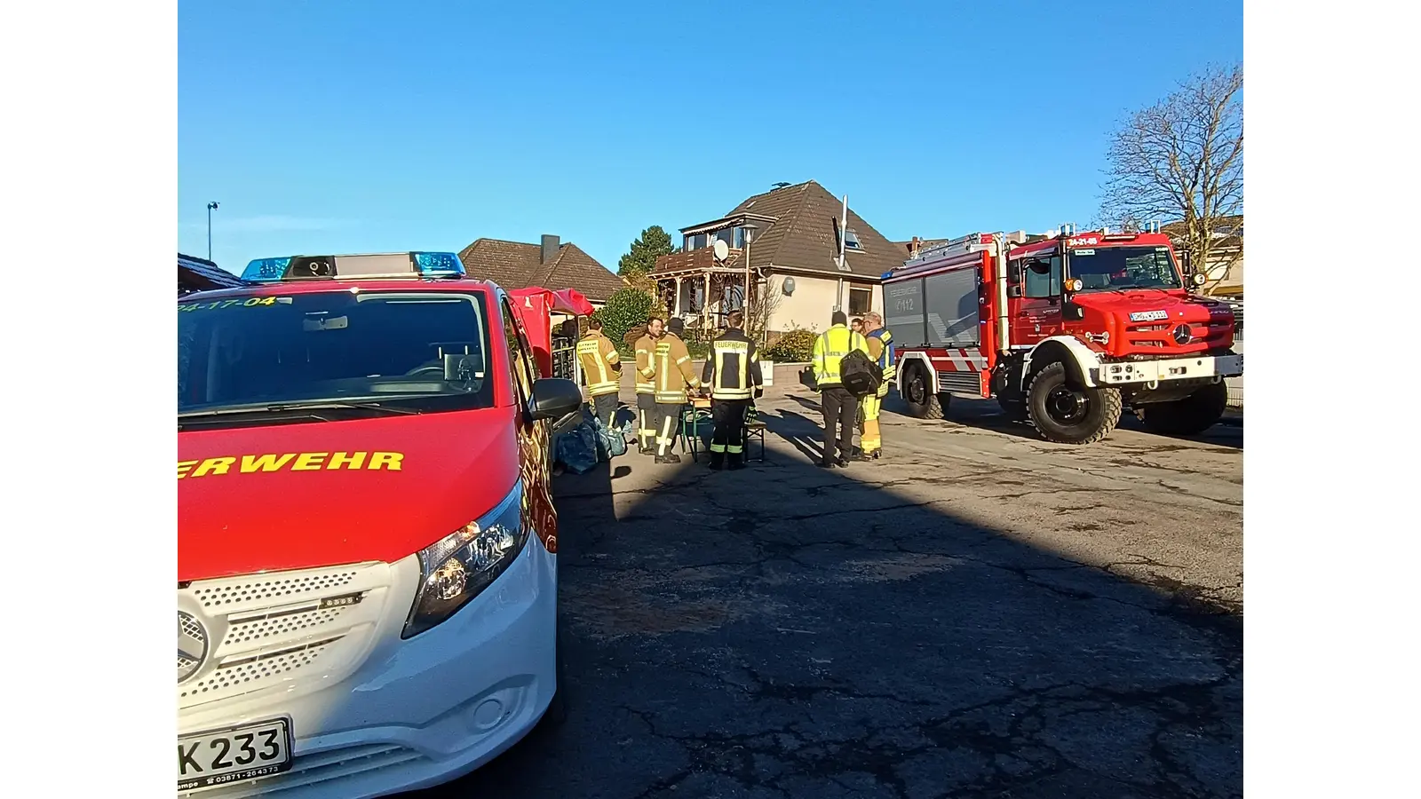 Die Hygieneeinheit gibt neue Kleidung an die Atemschutzgeräteträger aus. (Foto: privat)