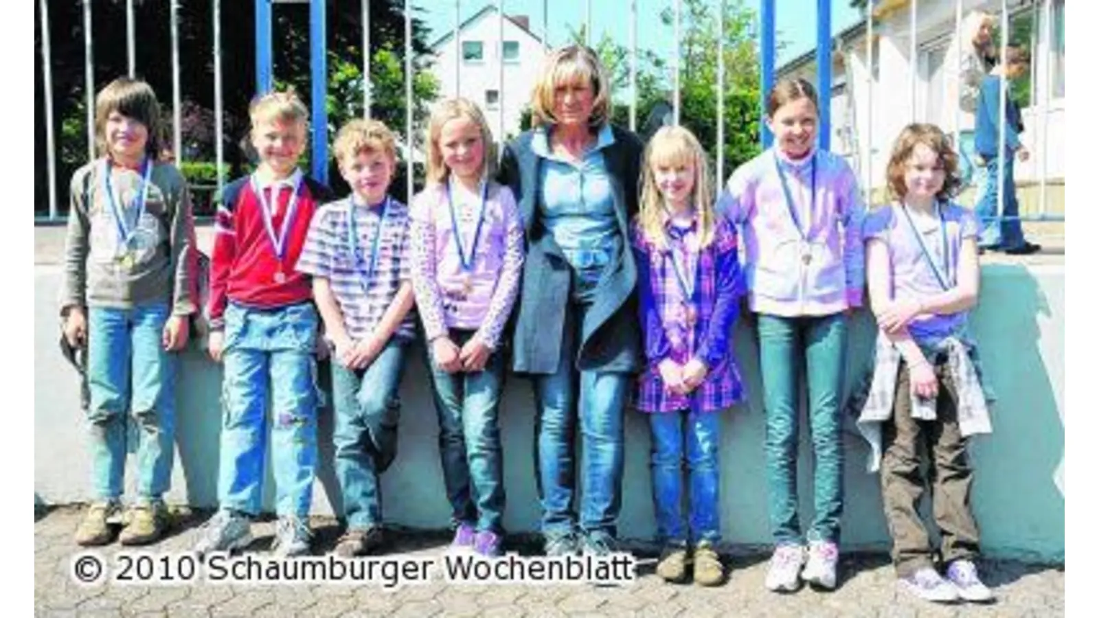Sieger der Bundesjugendspiele erhalten ihre Ehrenurkunden (Foto: tt)