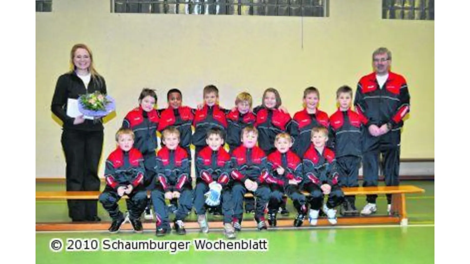 Trainingsanzüge gespendet (Foto: ste)