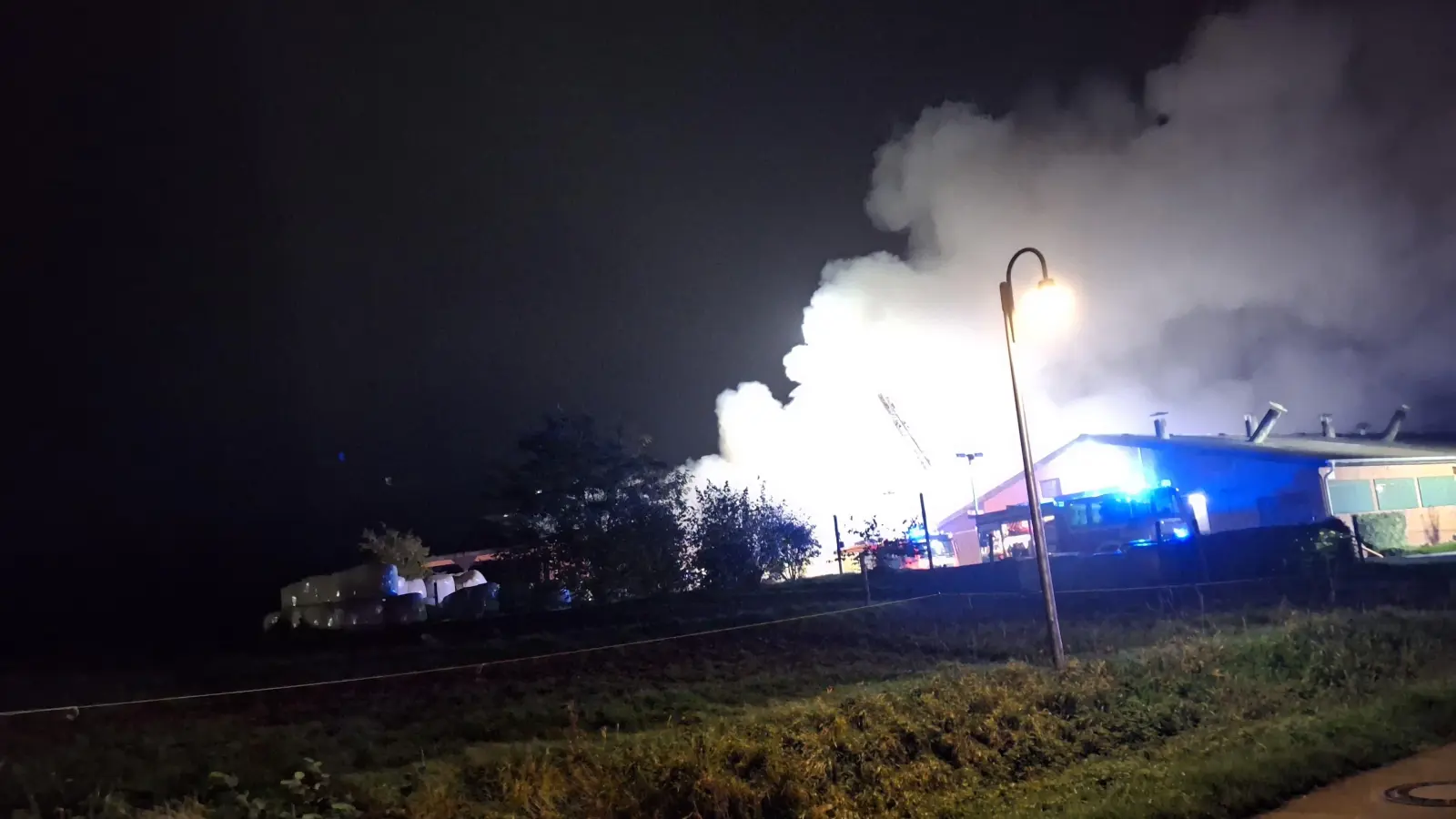 Feuerwehren der Samtgemeinde Rodenberg wurden zum Großbrand in Groß Hegesdorf gerufen. (Foto: privat)