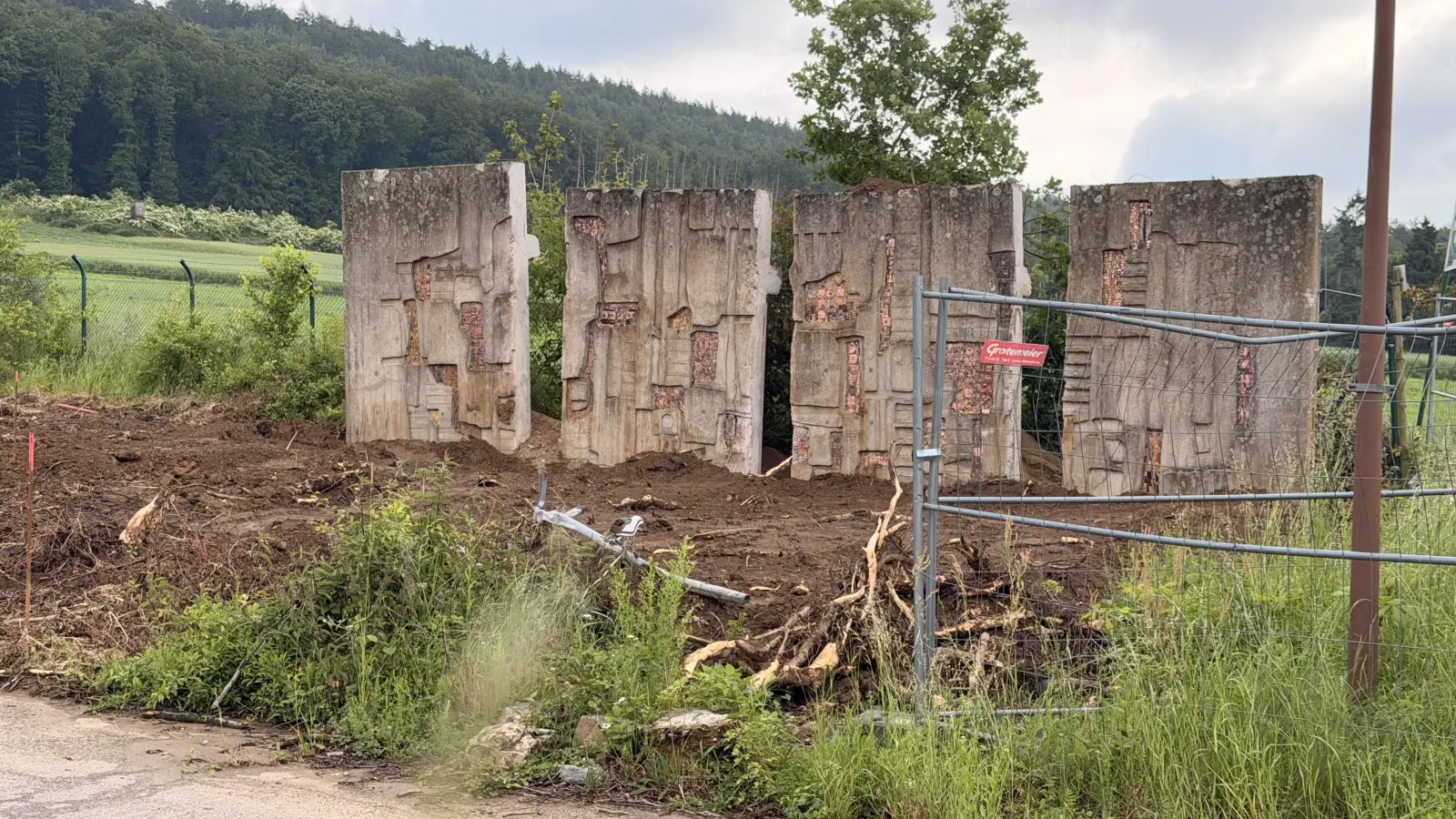Das Kunstwerk von Georg Schmidt-Westerstede hat seinen neuen Platz im Neubaugebiet am Wilhelm-Busch-Weg gefunden. (Foto: ste)