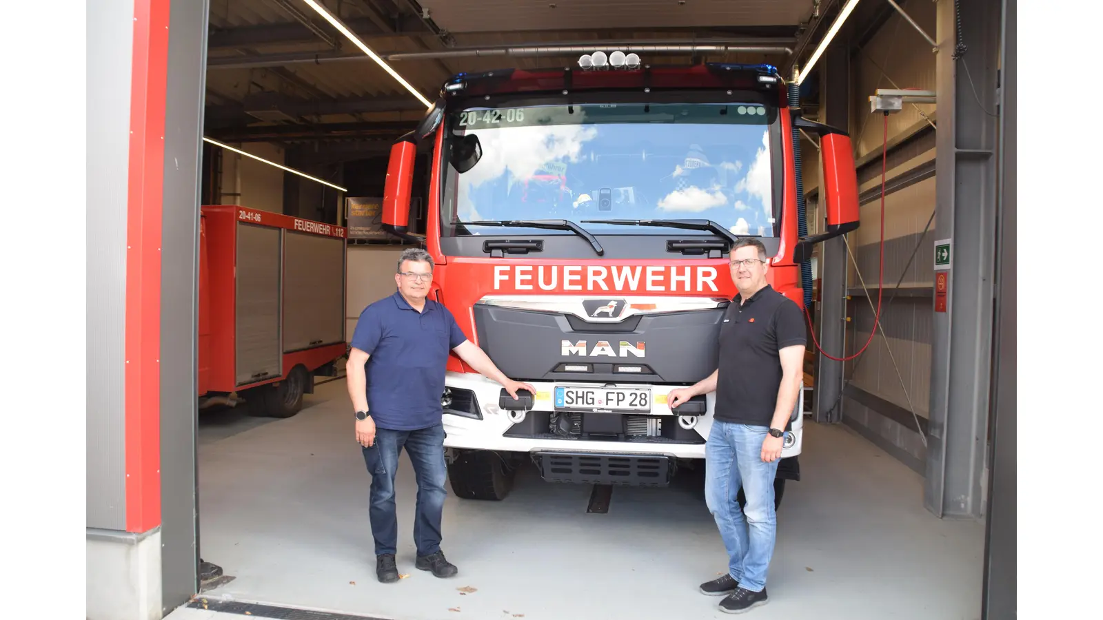Ein ähnliches Fahrzeug, wie es jetzt für die Samtgemeinde Nienstädt beschafft wird, konnten Samtgemeindebrandmeister Gregor Zimmermann (links) und Ortsbrandmeister Martin Möller-Lindenberg bereits 2025 für die Feuerwehr Pollhagen in Dienst stellen. (Foto: ab)