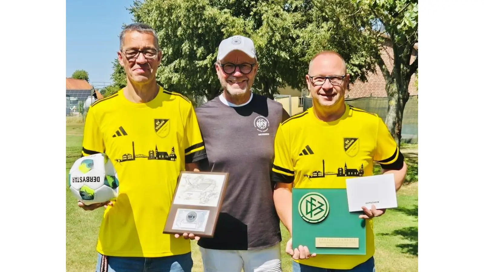 Rolf Zisting (li.) und Thomas Windhorn (re.) nehmen die Gratulationen von Reinhard Stemme, Vorsitzender des NFV-Schaumburg zum Jubiläum entgegen. (Foto: privat)