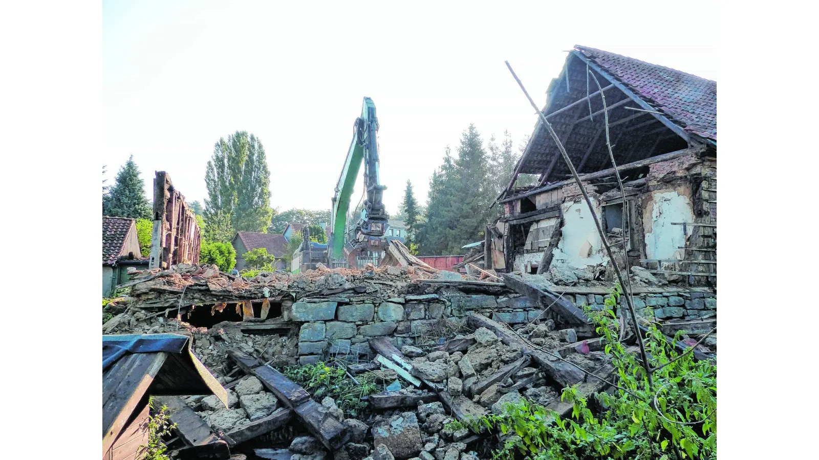 Nur ein paar alte Eichenbalken bleiben übrig (Foto: al)