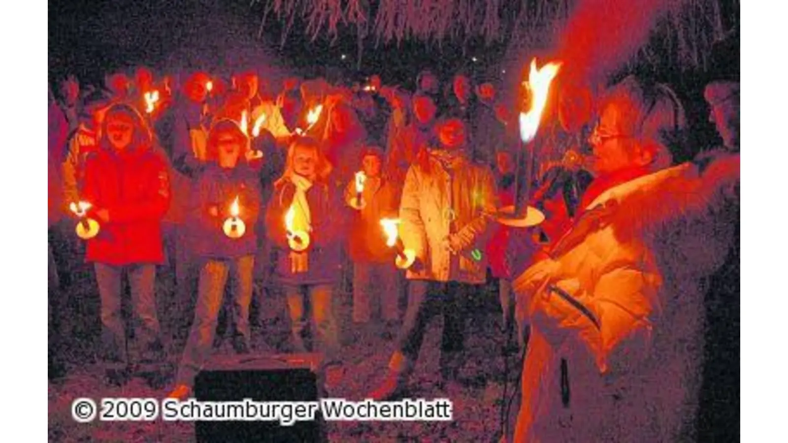 Nach der Andacht mit Fackeln zum Bauernhaus (Foto: wtz)