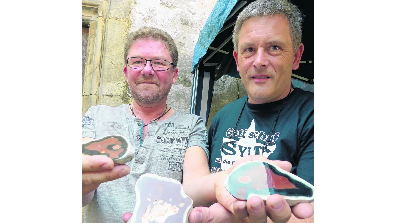 Auch Gold liegt im Hof der Wasserburg (Foto: al)