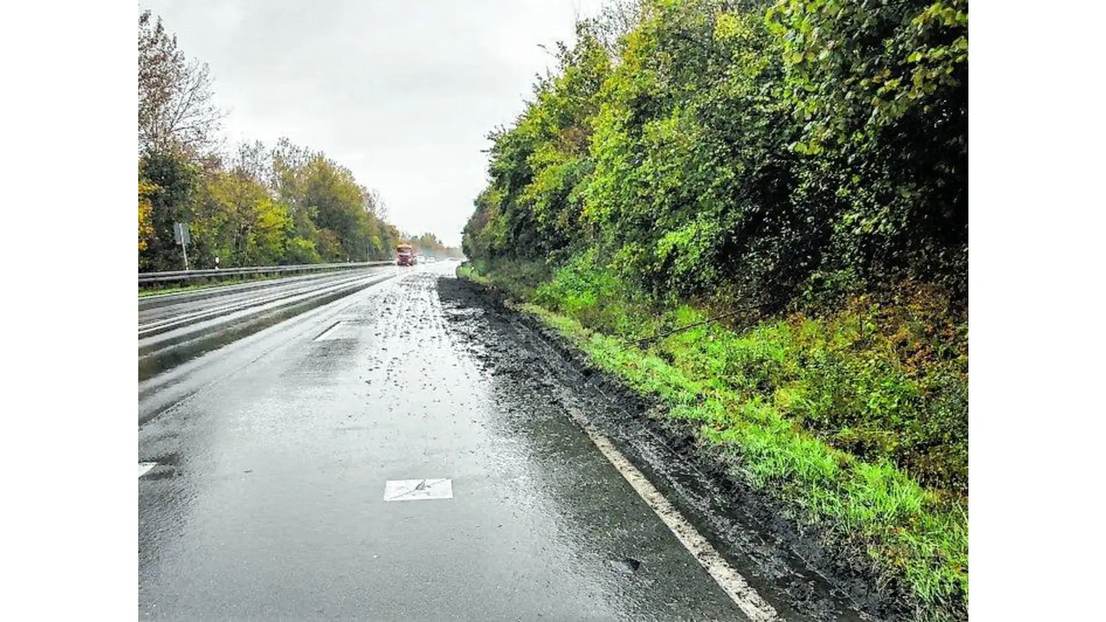 Lkw flüchtet nach Unfall und verschmutzt B 65 (Foto: ots)
