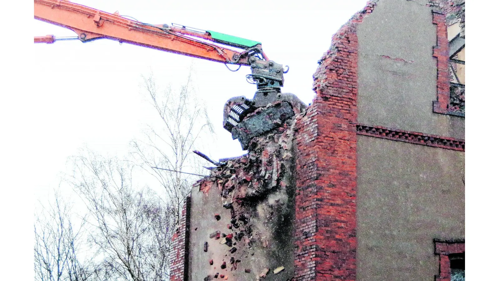 Großer Bagger reißt den Wasserturm ein (Foto: bb)