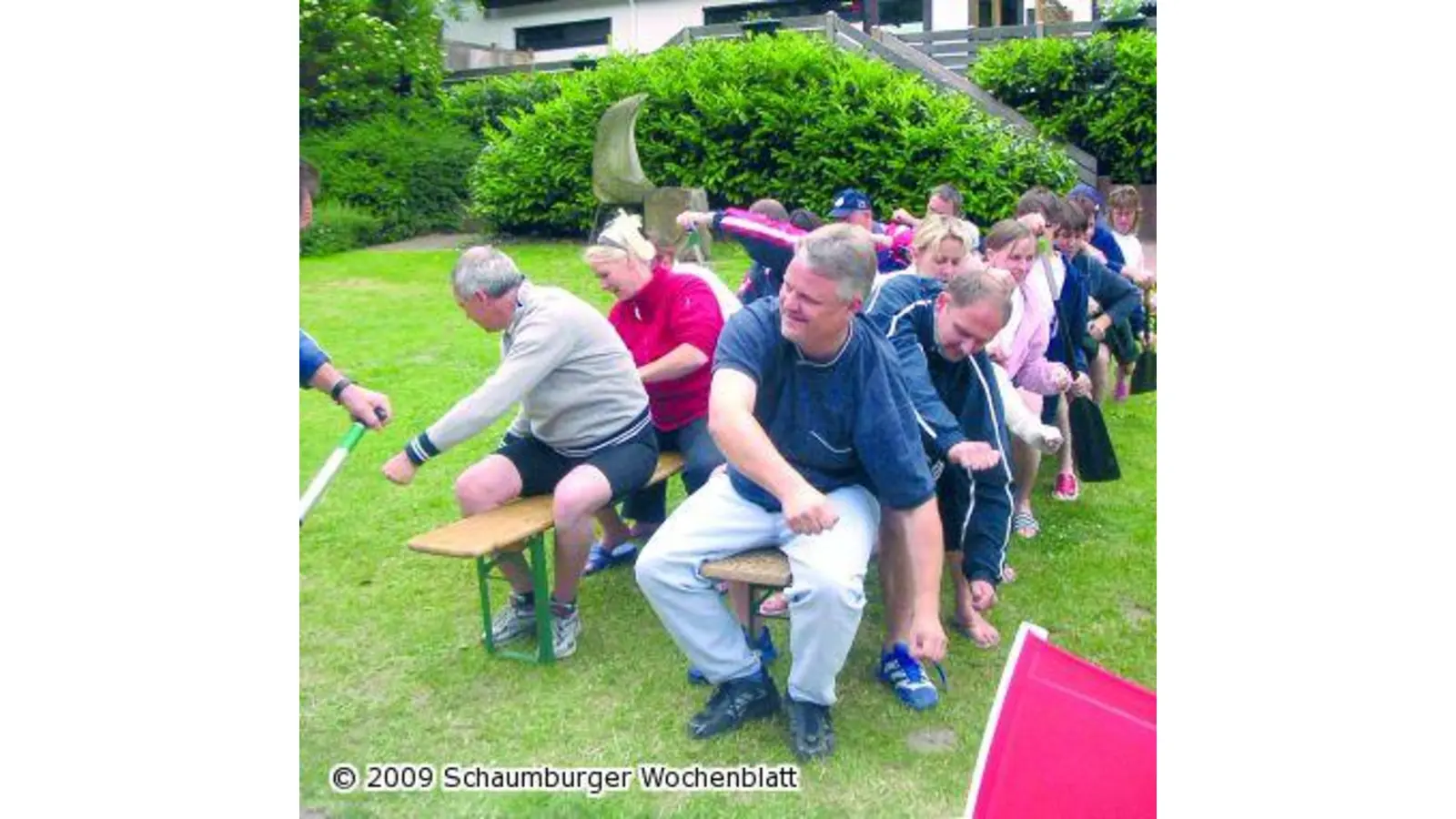 Trotz Regens geht es beim Drachenbootrennen heiß her (Foto: bb)