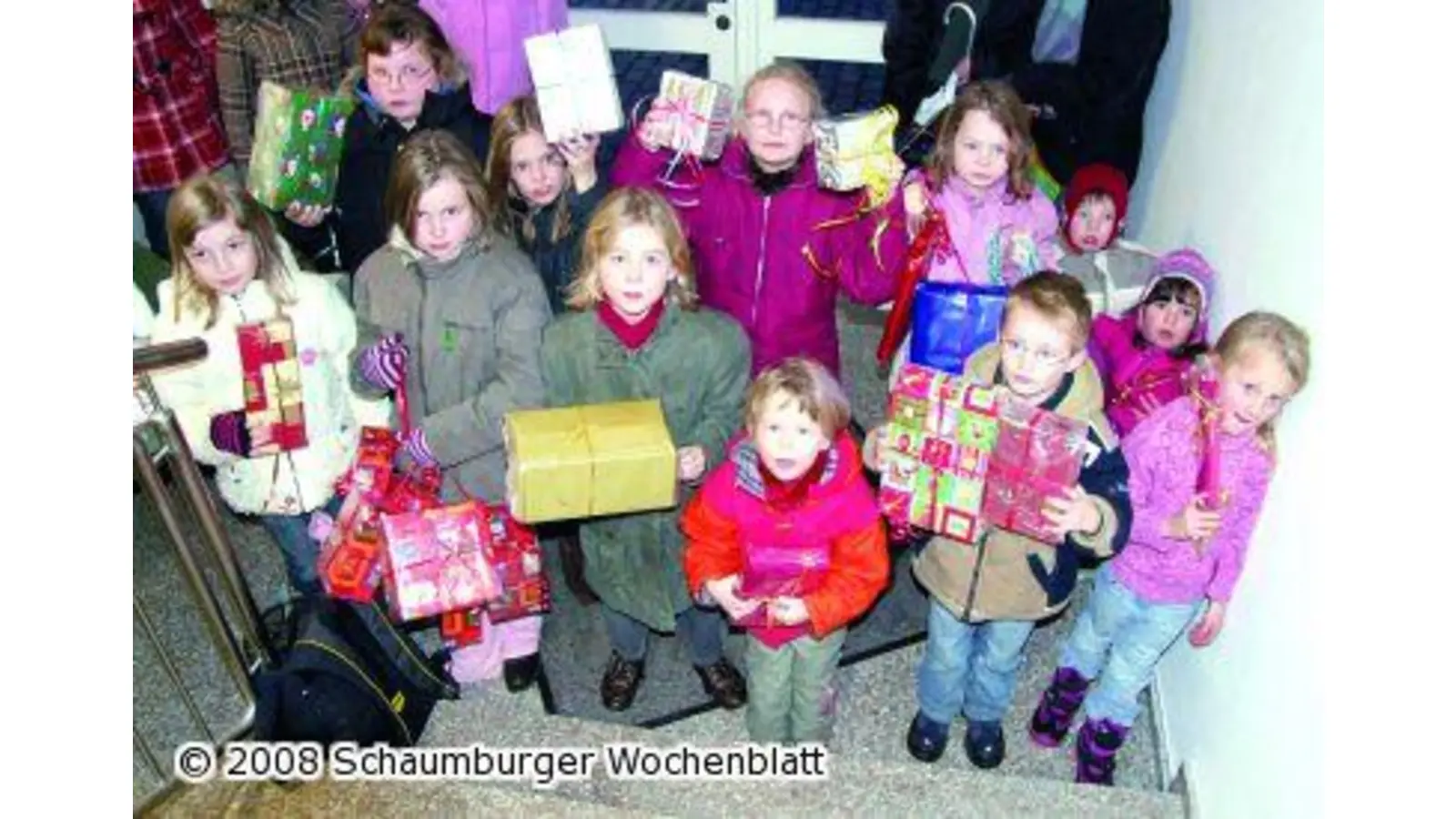 Kinder schmücken Weihnachtsbäume (Foto: red)