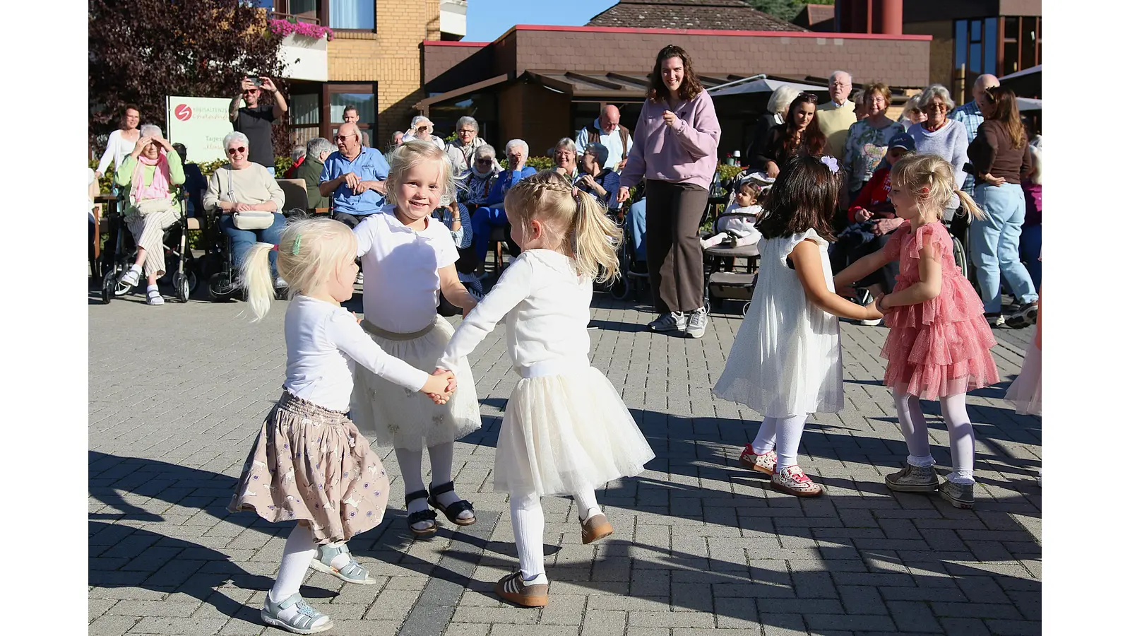 Die kleinen Tänzer des Looms ernten viel Applaus beim Fest im Seniorentreff „Klönschnack”. (Foto: bb)
